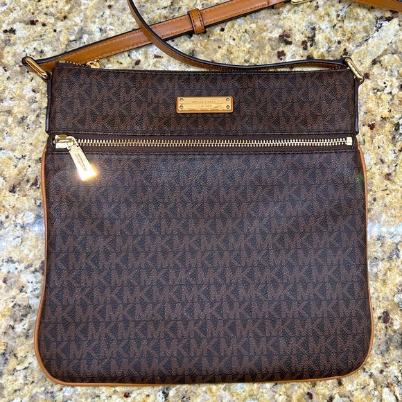 Michael Kors Collection Handbags - 🛑 SOLD 🛑 Michael Kors crossbody, adjustable strap. EXCELLENT condition.